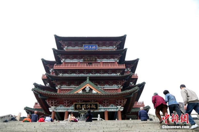 資料圖：中國(guó)農(nóng)歷九月初九，重陽(yáng)佳節(jié)。民眾來(lái)到位于江西南昌的滕王閣旅游區(qū)，登高祈福。<a target='_blank' href='/'><p  align=