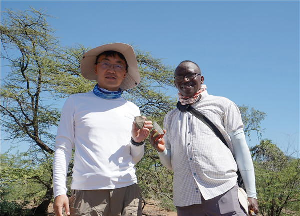 新發(fā)現(xiàn)的典型勒瓦婁哇石核和勒瓦婁哇尖狀器。中肯聯(lián)合考古隊供圖