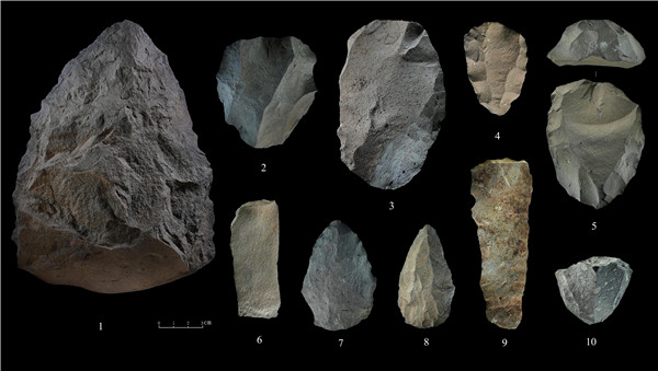 石制品 1.手斧 2、4、5.勒瓦婁哇石核（循環(huán)剝片法、優(yōu)先剝片法）3.勒瓦婁哇石葉石核 6.勒瓦婁哇石葉 7、8.勒瓦婁哇尖狀器 9.石葉 10.錐形石葉石核。中肯聯(lián)合考古隊供圖