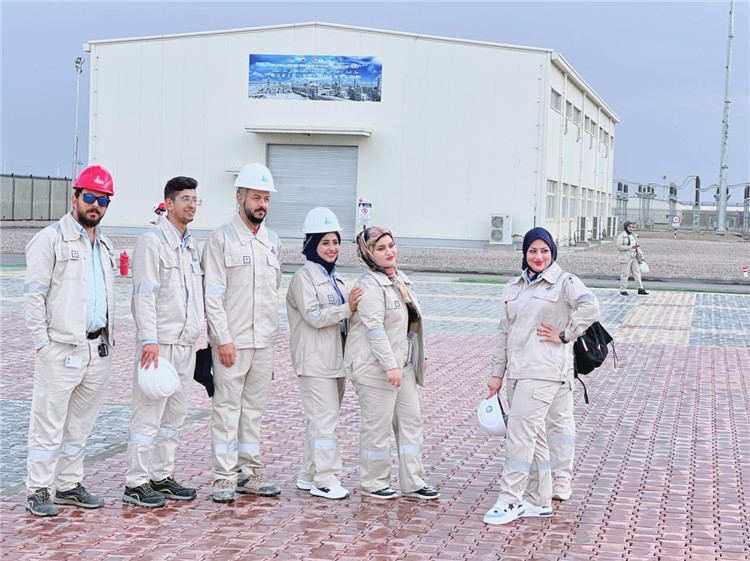 部分伊拉克員工合影。中國石油工程建設(shè)有限公司供圖