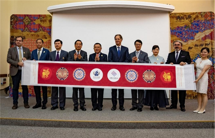 “絲路綺粲—中國絲綢藝術(shù)展”開幕式在匈牙利首都布達(dá)佩斯舉行。布達(dá)佩斯中國文化中心供圖