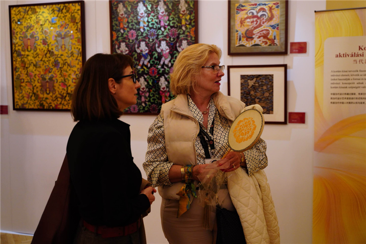 游客觀賞。布達(dá)佩斯中國文化中心供圖