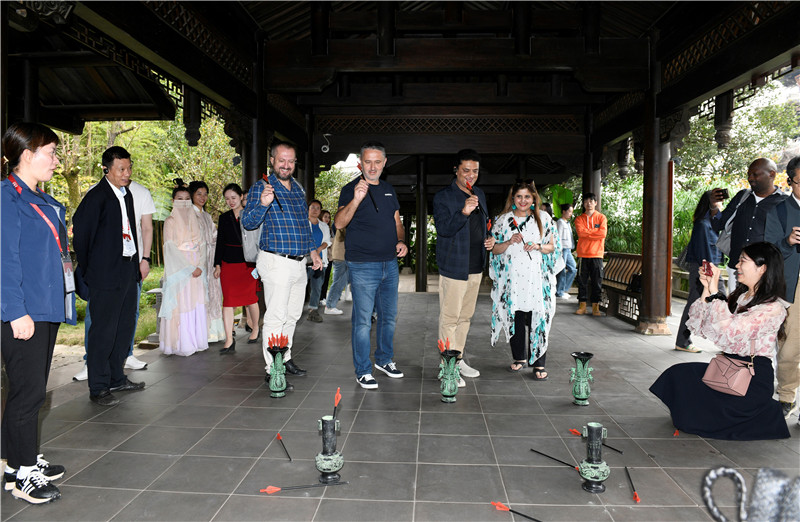 在安樂泉，中外記者體驗投壺 趙橙涔攝