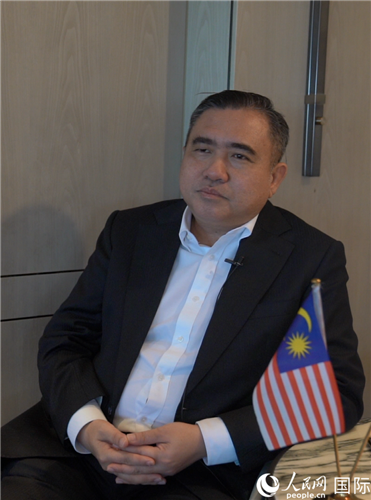 馬來西亞交通部部長(zhǎng)陸兆福在接受人民網(wǎng)專訪。人民網(wǎng) 張文捷攝