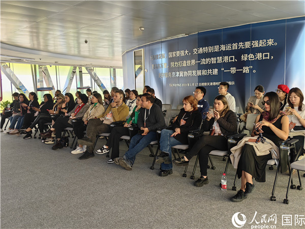 外媒記者探訪天津港北疆港區(qū)C段智能化集裝箱碼頭。人民網(wǎng)記者 符園園攝