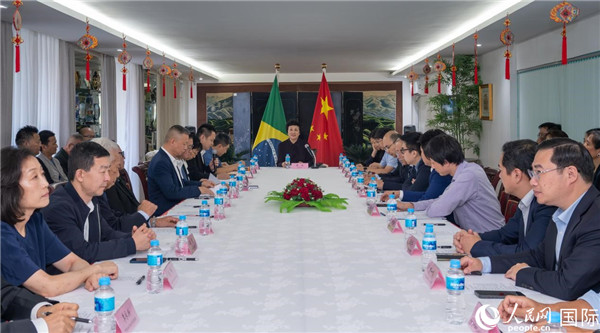 當地時間10月23日，國務院僑務辦公室主任陳旭（中）在巴西里約熱內盧出席國務院僑辦代表團與里約僑界座談會。  王天聰 攝