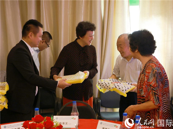 當地時間10月23日，國務院僑務辦公室主任陳旭（中）在巴西華人文化交流協(xié)會會館出席里約僑界舉辦的重陽節(jié)敬老聯歡活動，并為里約僑界長者代表送上慰問品。  人民網記者 陳海琪攝