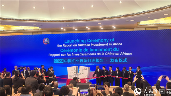 中非雙方嘉賓共同為報告揭幕。人民網記者 萬宇攝
