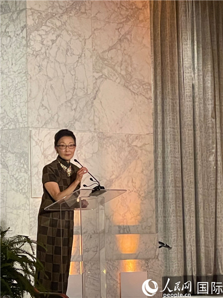 方李邦琴在頒獎(jiǎng)臺(tái)上。人民網(wǎng)記者 鄧圩攝