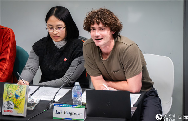 4、英國(guó)漢學(xué)家沈如風(fēng)對(duì)中國(guó)文學(xué)譯作的未來充滿期待。郭錦標(biāo)攝