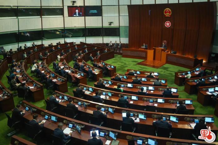 李家超在立法會宣讀新一份施政報告。圖片來源：香港“點新聞” 麥鈞杰 攝