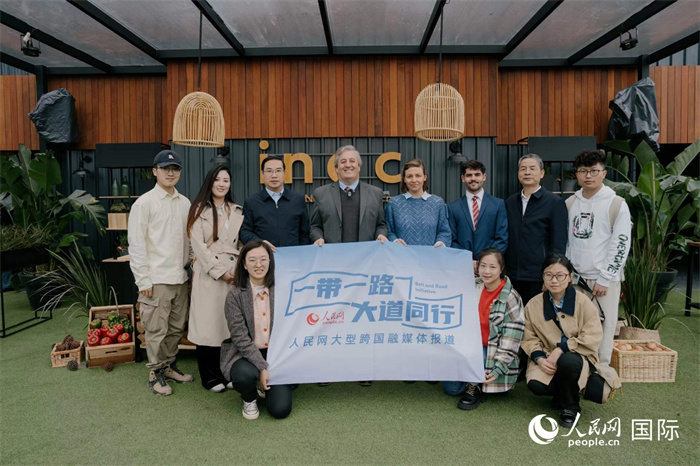 在烏拉圭第118屆普拉多牧農(nóng)業(yè)國際博覽會上，烏拉圭國家肉類協(xié)會主席與人民網(wǎng)記者合影。人民網(wǎng)記者 張若涵攝