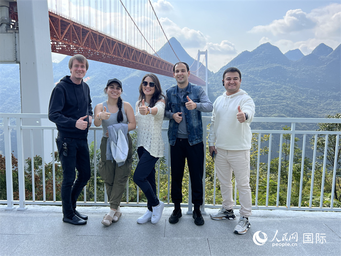 歐亞國家記者在壩陵河大橋下合影，并給大橋“點贊”。人民網(wǎng) 花放攝
