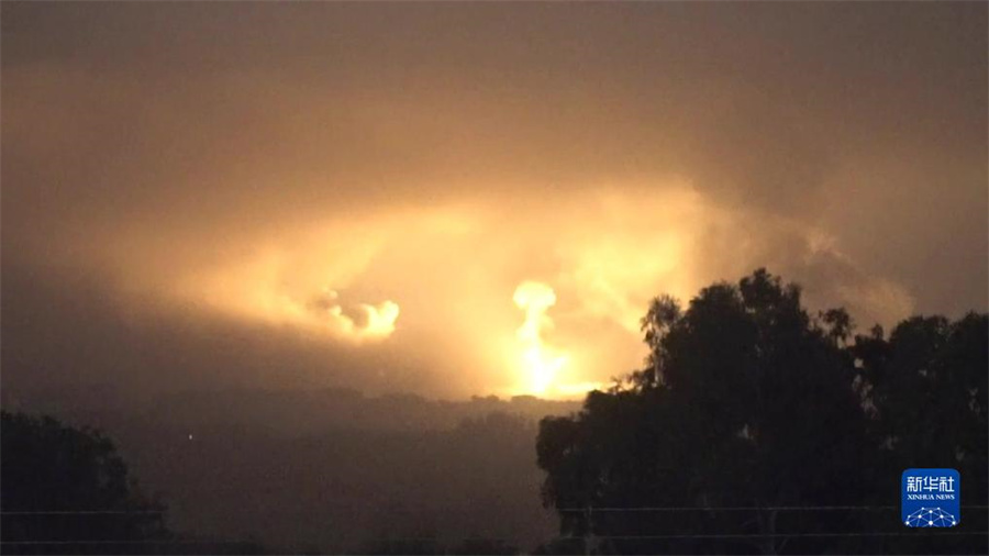 這張從以色列國(guó)防軍發(fā)布視頻中截取的圖片顯示，10月27日晚，以軍進(jìn)入加沙地帶開(kāi)展地面行動(dòng)。新華社發(fā)