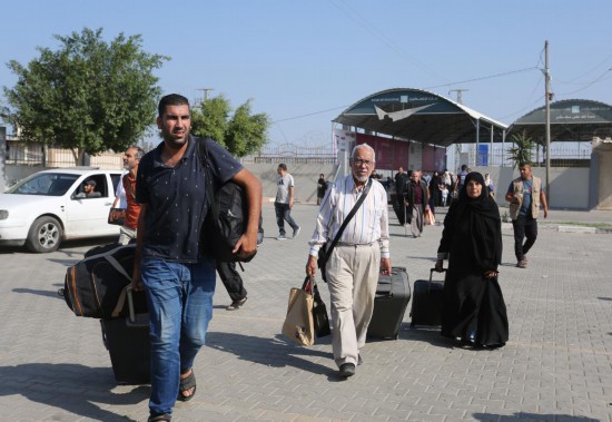   11月1日，人們?cè)诶诎都由骋粋?cè)準(zhǔn)備前往埃及。新華社發(fā)（哈立德·奧馬爾攝）