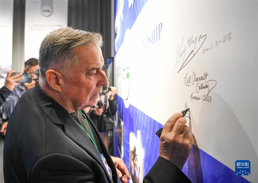 11月1日，美中航空遺產(chǎn)基金會(huì)主席格林在重慶史迪威博物館友誼墻上簽名。新華社記者 王全超 攝
