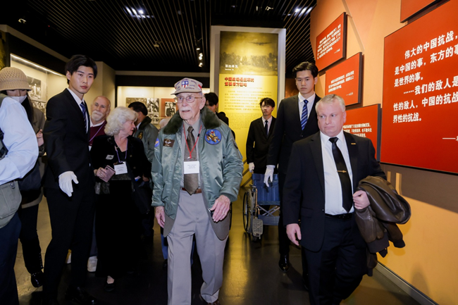 2023年10月30日，美國飛虎隊老兵梅爾·麥克馬倫一行參訪中國人民抗日戰(zhàn)爭紀(jì)念館。中國人民對外友好協(xié)會供圖