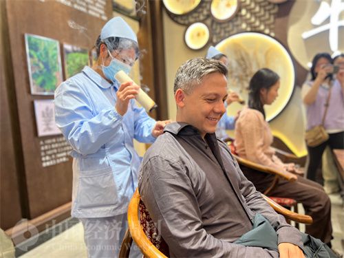   （外媒記者體驗艾灸。中國經(jīng)濟周刊記者 郭志強 攝）