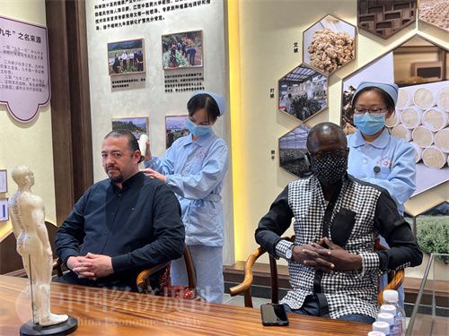   （外媒記者爭先恐后體驗艾灸，直呼神奇。中國經(jīng)濟周刊記者 郭志強 攝）