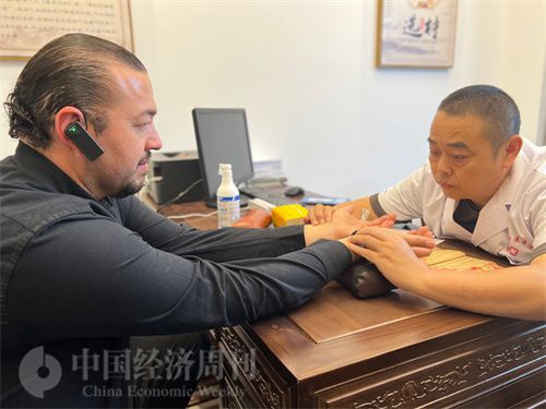   （外媒記者走進中醫(yī)堂，問診中醫(yī)名師。中國經(jīng)濟周刊記者 郭志強攝）