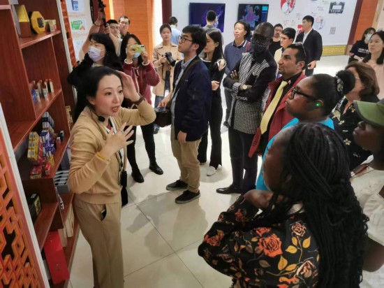 2023“一帶一路”媒體合作論壇聯(lián)合采訪團(tuán)參觀仁和863科技園產(chǎn)品展示區(qū)。（本報(bào)記者 黃超攝）