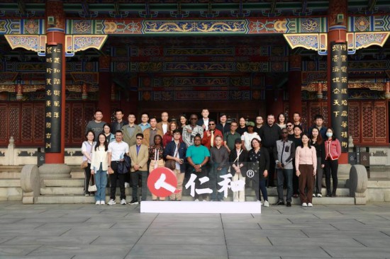 2023“一帶一路”媒體合作論壇聯(lián)合采訪團(tuán)參觀仁和集團(tuán)。（受訪者供圖）