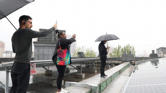   2023“一帶一路”媒體合作論壇聯(lián)合采訪團參觀國家電投江西公司分宜電廠光伏矩陣。（本報記者 周歡攝）