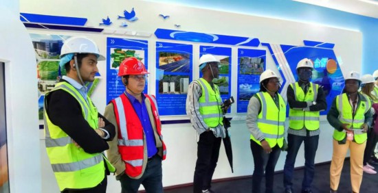   2023“一帶一路”媒體合作論壇聯(lián)合采訪團走進江西公司新余市綜合智慧零碳電廠展廳。（本報記者 周歡攝）