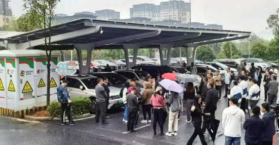   2023“一帶一路”媒體合作論壇聯(lián)合采訪團參觀新余市分宜縣行政服務(wù)中心“光儲充放檢”項目。（受訪者供圖）