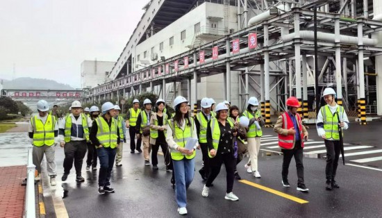   2023“一帶一路”媒體合作論壇聯(lián)合采訪團走進國家電投江西公司分宜電廠廠區(qū)。（本報記者 周歡攝）