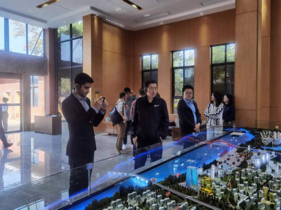 　　10月24日，2023“一帶一路”媒體合作論壇聯(lián)合采訪團(tuán)團(tuán)員在清水塘投資集團(tuán)招商服務(wù)中心參觀。本報(bào)記者 常雯宜攝