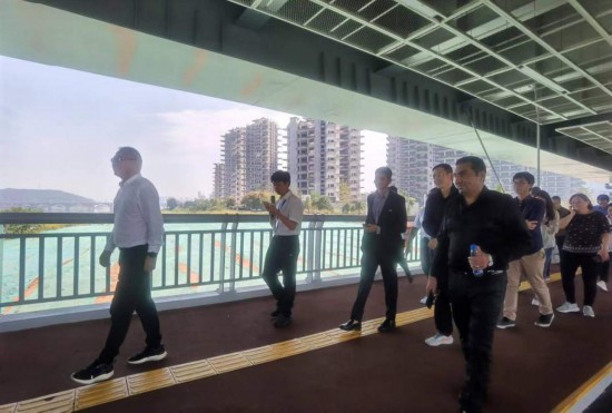 　　10月24日，2023“一帶一路”媒體合作論壇聯(lián)合采訪團(tuán)團(tuán)員走在清水塘大橋景觀通道上。本報(bào)記者 常雯宜攝