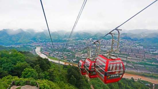 　　在纜車上俯瞰赤水河及茅臺(tái)鎮(zhèn)風(fēng)景。資料圖片