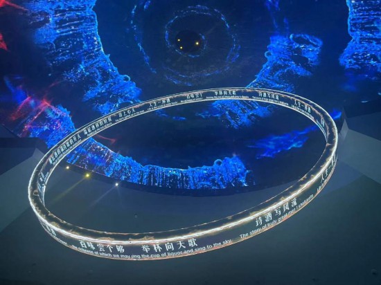 　　《天釀》演出中，屏幕上展示的歌詞。本報(bào)記者葉子攝