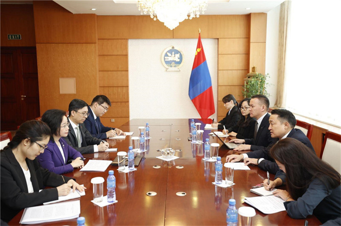 10月31日，中國駐蒙古國大使沈敏娟到任拜會(huì)蒙政府辦公廳主任兼蒙古人民黨總書記阿瑪爾巴伊斯格楞。中國駐蒙古使館供圖