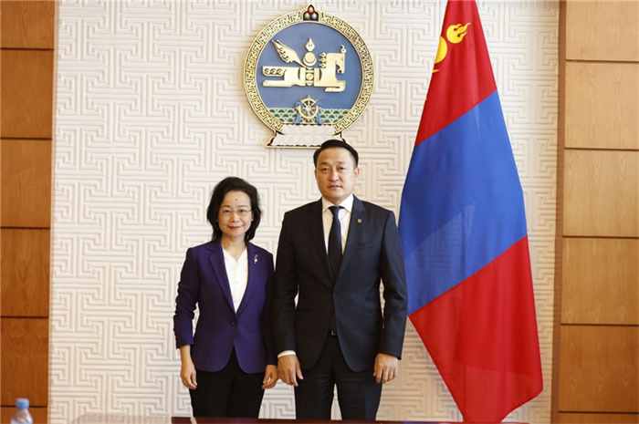 10月31日，中國駐蒙古國大使沈敏娟到任拜會(huì)蒙政府辦公廳主任兼蒙古人民黨總書記阿瑪爾巴伊斯格楞（右）。中國駐蒙古使館供圖