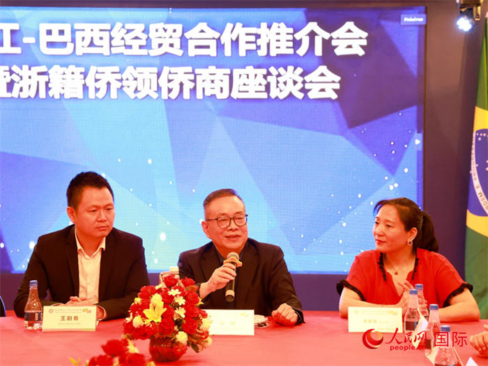 浙江海外聯(lián)誼會常務副會長徐旭（中）和與會僑領僑商座談。人民網(wǎng)記者 陳海琪攝