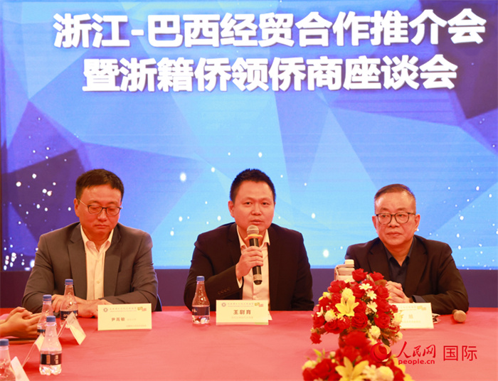 中國駐里約代總領事王尉育（中）在活動中致辭。人民網(wǎng)記者 陳海琪攝