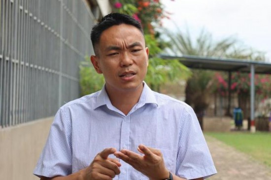   2023年10月24日，在加納特馬市，胡振興接受新華社采訪。（新華社發(fā)/賽特攝）