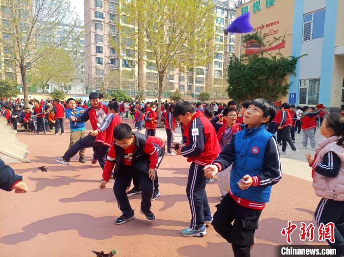 資料圖：小學(xué)生在大課間踢毽子。黃建 攝