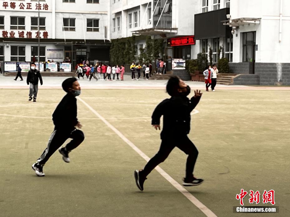 資料圖：學(xué)生們在課間玩耍。