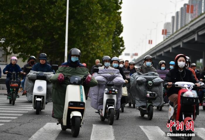 11月3日，河北石家莊迎降溫天氣，市民“捂”裝出行。 <a target='_blank' href='/'><p  align=