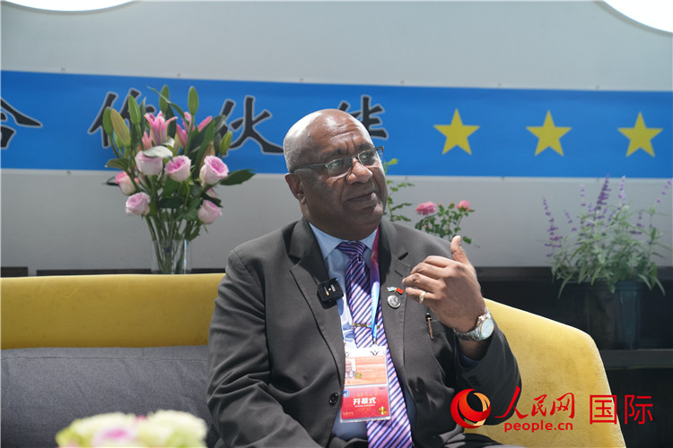 斐濟副總理兼貿(mào)易部長卡米卡米加談參加進博會感受。人民網(wǎng)記者 吳超嵐攝