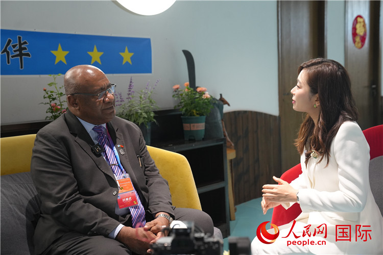 斐濟副總理兼貿(mào)易部長卡米卡米加接受人民網(wǎng)記者專訪。人民網(wǎng)記者 吳超嵐攝