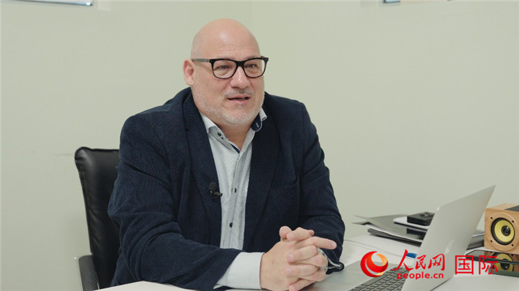 烏拉圭《共和國(guó)報(bào)》總編輯胡安·布蘭卡接受人民網(wǎng)專訪。人民網(wǎng)記者 張若涵攝