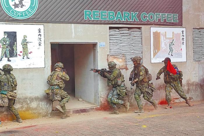 圖為2022年臺(tái)陸軍步訓(xùn)部學(xué)員模擬城鎮(zhèn)戰(zhàn)。圖片來源：臺(tái)灣《中國(guó)時(shí)報(bào)》。