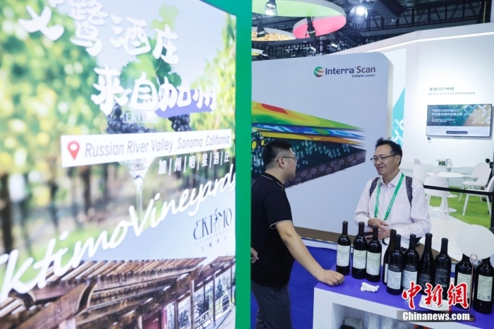 11月6日，參觀者與展臺工作人員交流。當日，第六屆中國國際進口博覽會在國家會展中心(上海)舉行。據(jù)上海美國商會官網(wǎng)消息，為進一步加強中美經(jīng)貿(mào)聯(lián)系，上海美國商會與美國農(nóng)業(yè)部合作參展2023年第六屆中國國際進口博覽會。今年是美國政府首次設立官方展館。<a target='_blank' href='/'><p  align=