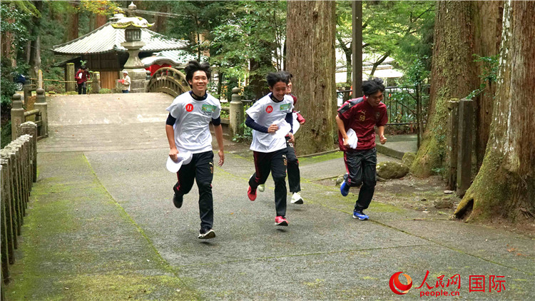 中日青少年在百年古剎里奔跑，揮灑青春的汗水。人民網(wǎng) 蔣曉辰攝