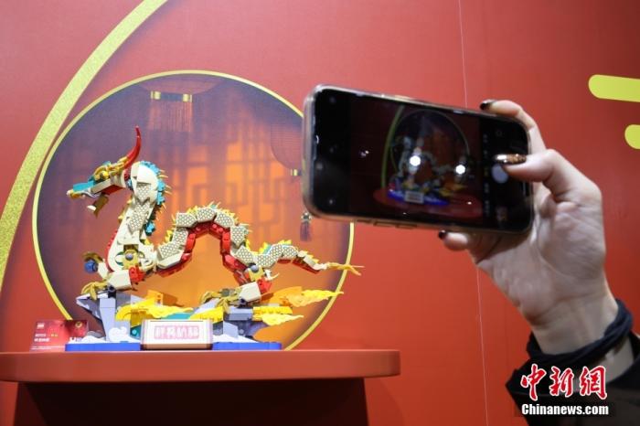 第六屆中國(guó)國(guó)際進(jìn)口博覽會(huì)舉行，消費(fèi)品展區(qū)展出以生肖龍為題材的中國(guó)元素產(chǎn)品。<a target='_blank' href='/'><p  align=