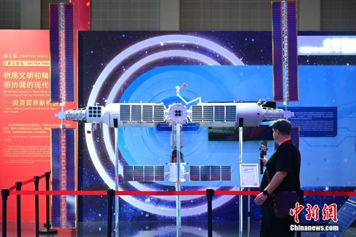 11月5日，觀眾在進(jìn)博會(huì)中國(guó)館參觀拍攝中國(guó)空間站模型。<a target='_blank' href='/'><p  align=
